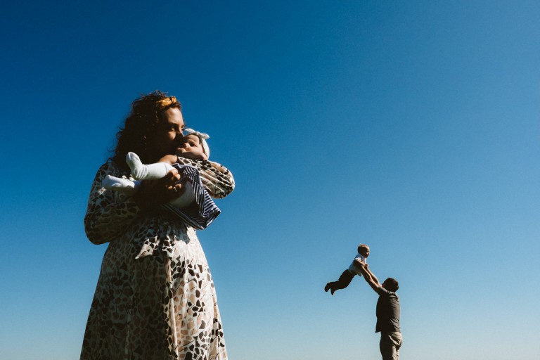 Wiosenna fotografia rodzinna w kwitnącym sadzie oraz bielsko w tle