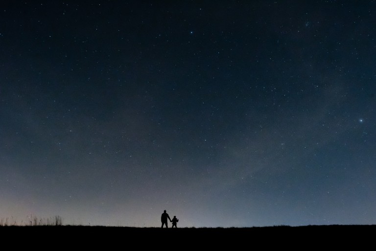 Domowe historie, patrząc z dzieckiem w nocne niebo