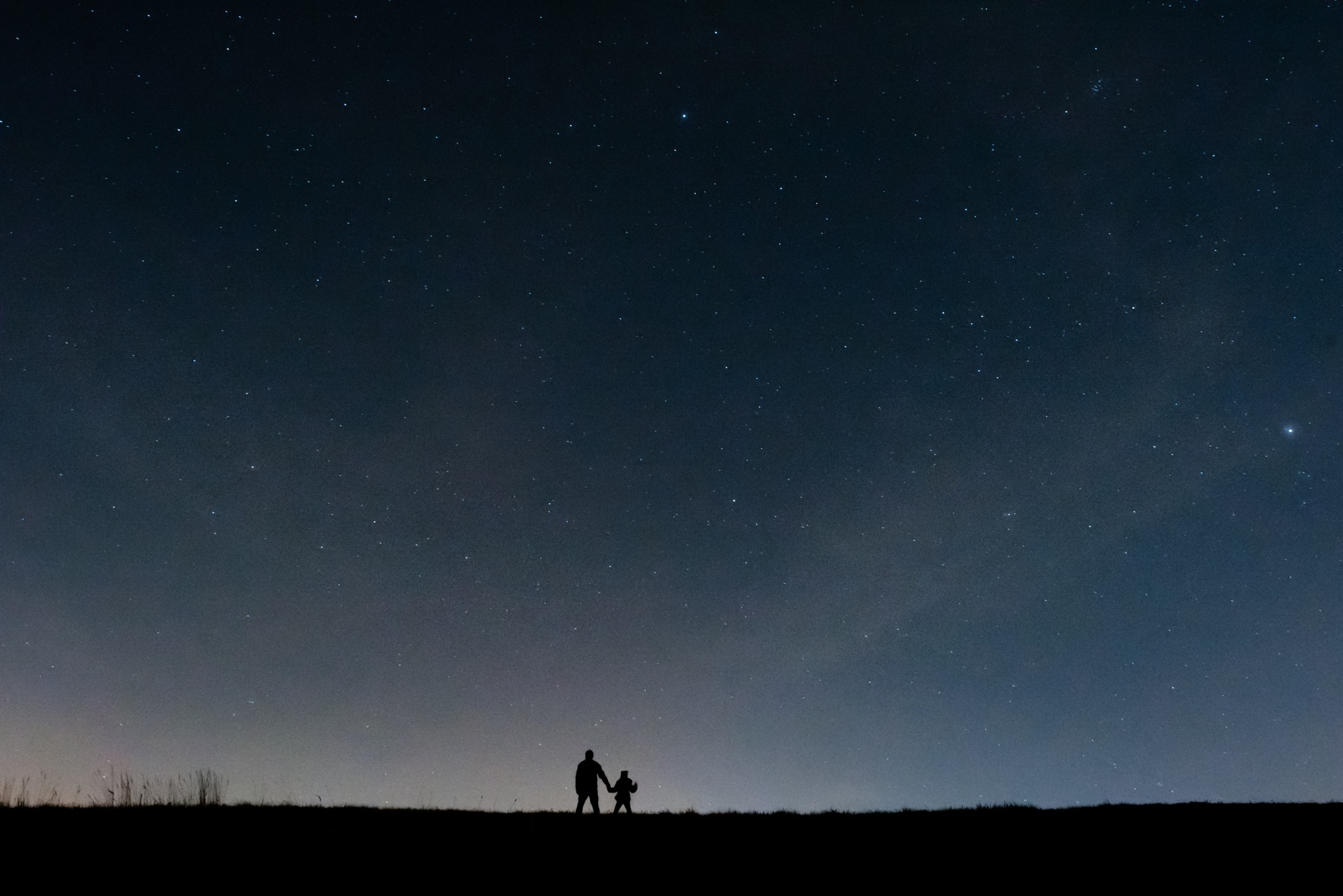 Domowe historie, patrząc z dzieckiem w nocne niebo