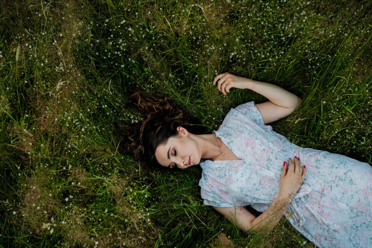 Naturalna sesja randkowa w lesie