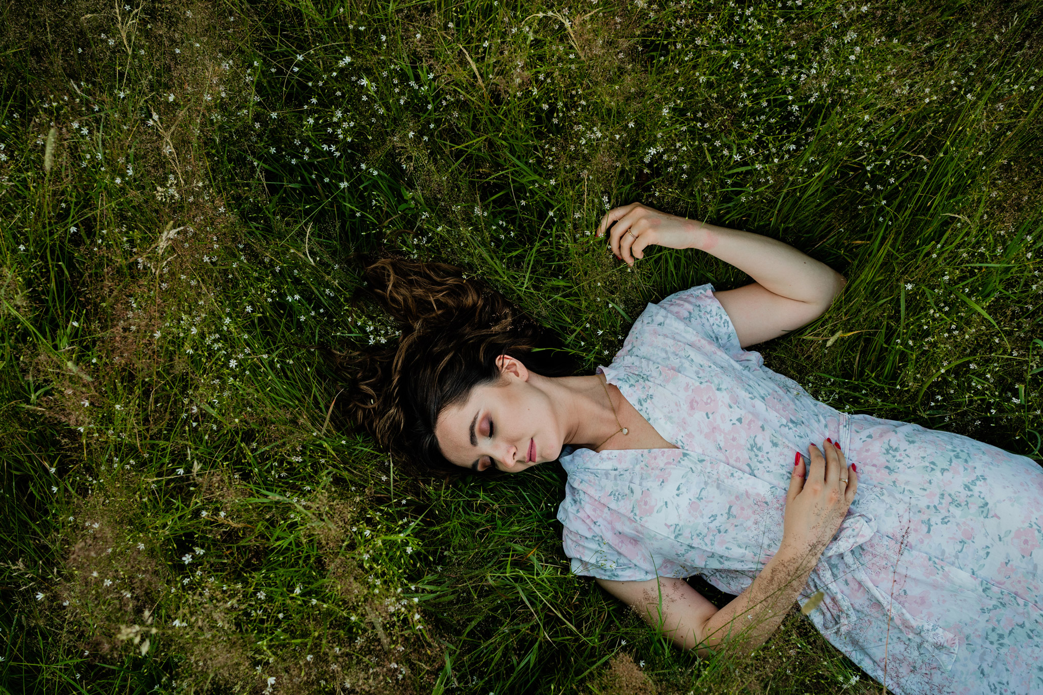 Naturalna sesja randkowa w lesie