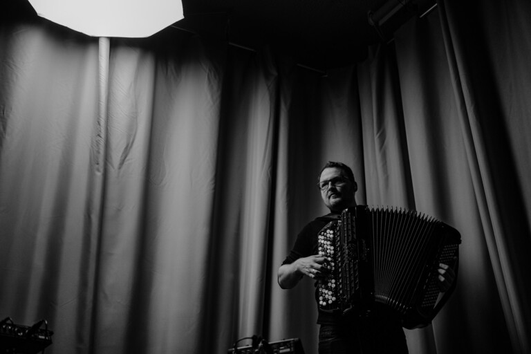 akordeonista portret muzyka kuba walus